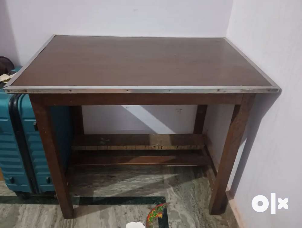 Second hand study table deals and chair olx