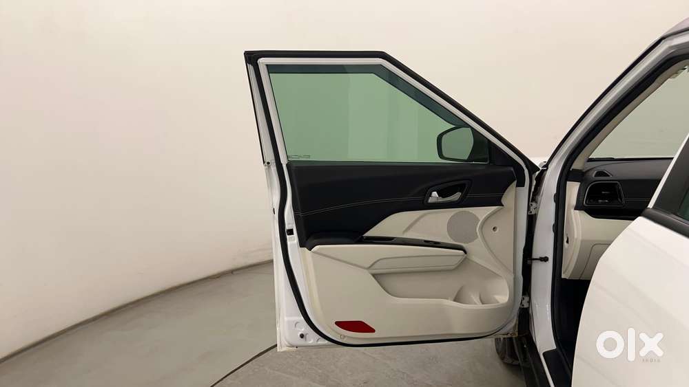 Mahindra Xuv 3xo Ax7l Petrol Mt, 2024, Petrol