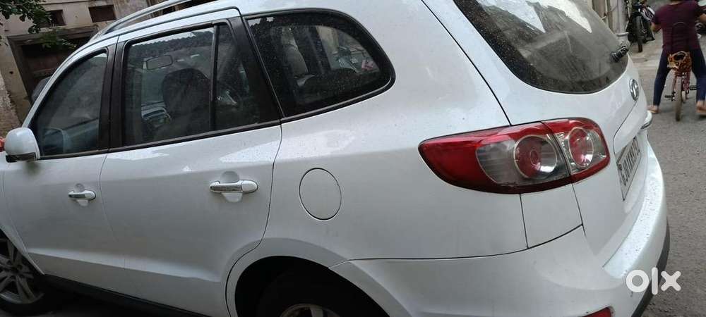 Hyundai Santa Fe 2011 Diesel 98000 Km Driven
