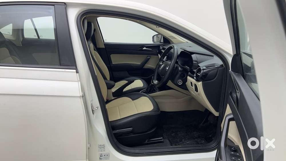 Skoda Slavia Ambition 1.0l Tsi At, 2022, Petrol