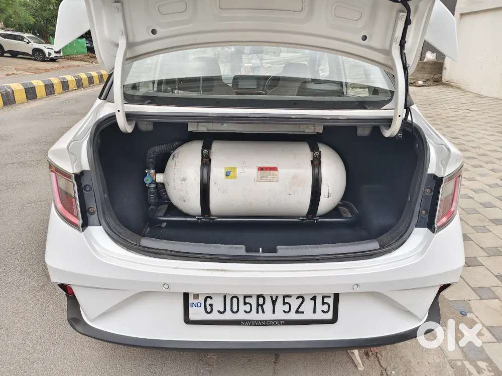 Hyundai Aura Top Model Cng