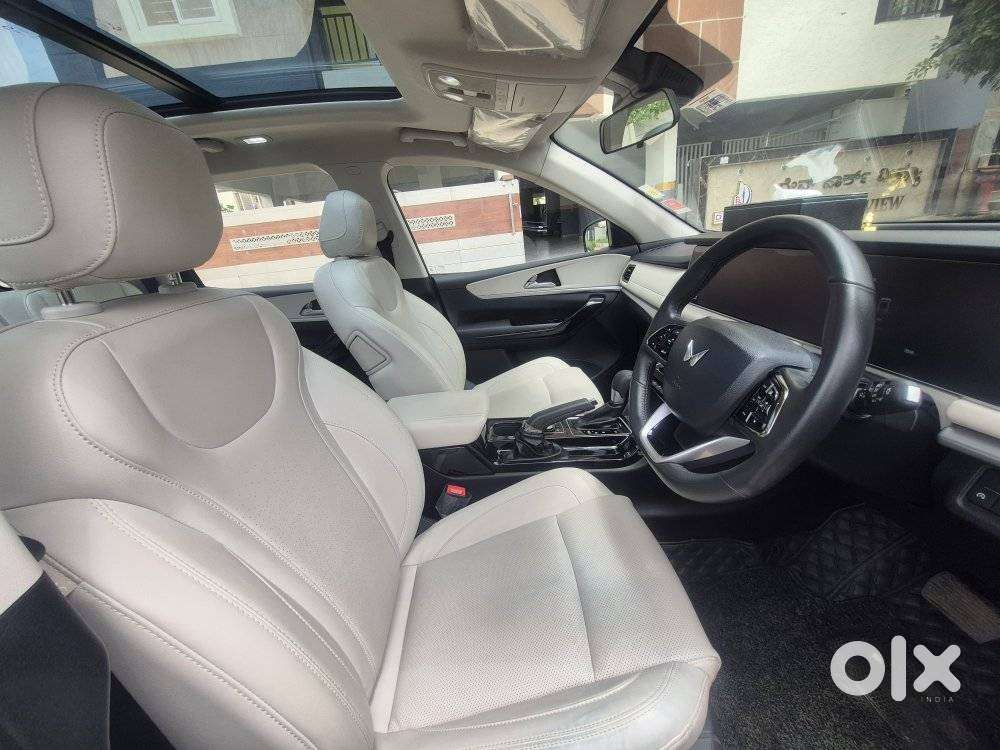 Mahindra Xuv700 2.0 Ax 7 Petrol At Str, 2024, Petrol
