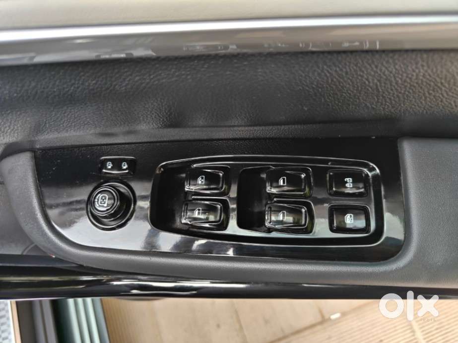 Mahindra Xuv700 2.2 Ax 7 Diesel At Str, 2024, Petrol