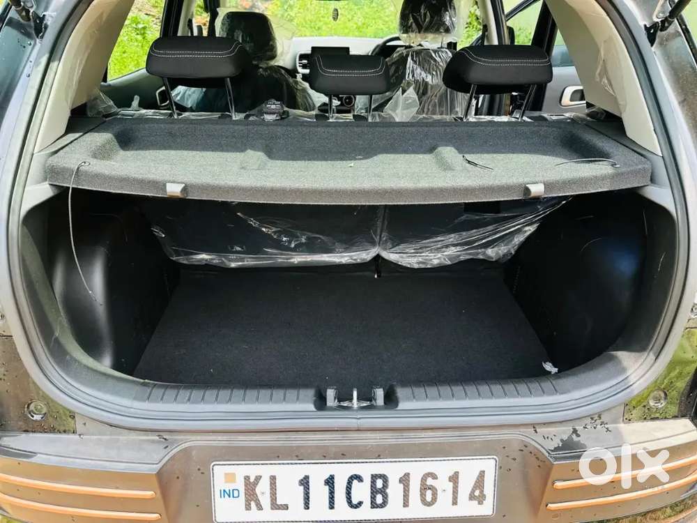 Hyundai Venue 2024 Petrol 7371 Km Driven