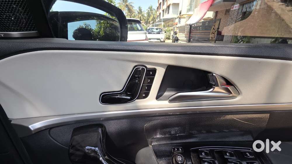 Mahindra Xuv700 2.0 Ax 7 Petrol At Str, 2023, Petrol