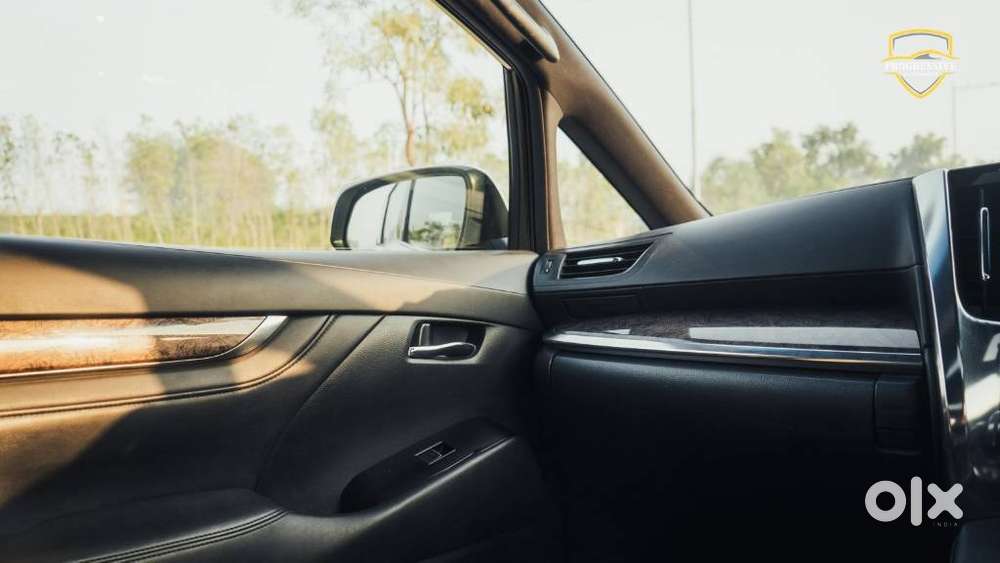 Toyota Vellfire 2.5 Executive Lounge, 2022, Petrol