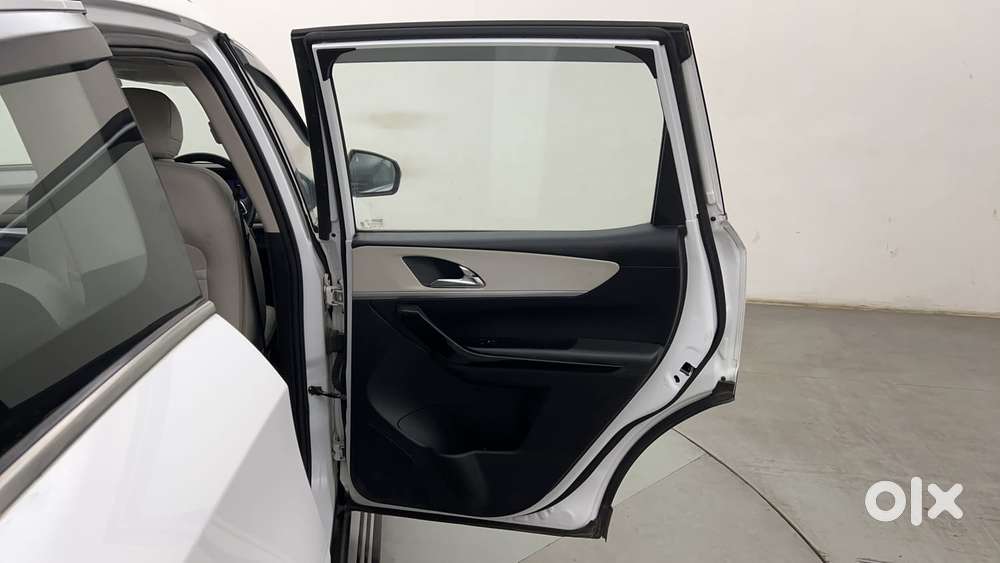 Mahindra Xuv700 2.2 Ax 7 Diesel At Luxury Pack Str, 2022, Diesel