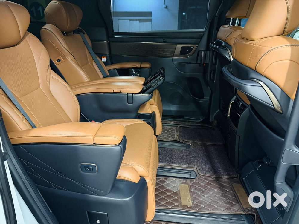 Toyota Vellfire 2.5 Executive Lounge, 2024, Cng & Hybrids
