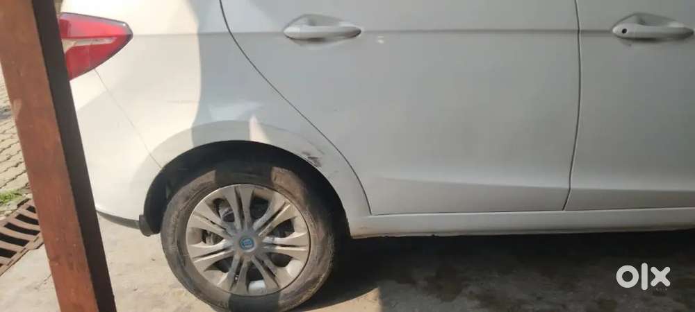 Car Sel Kar Raha Hun