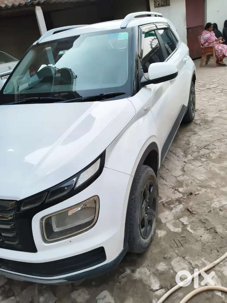 Hyundai Venue 2023 Petrol 28000 Km Driven