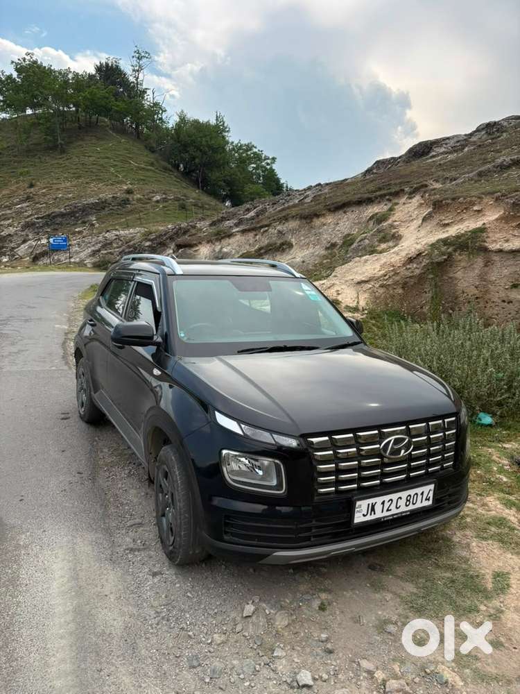 Hyundai Venue 2024 Petrol Well Maintained