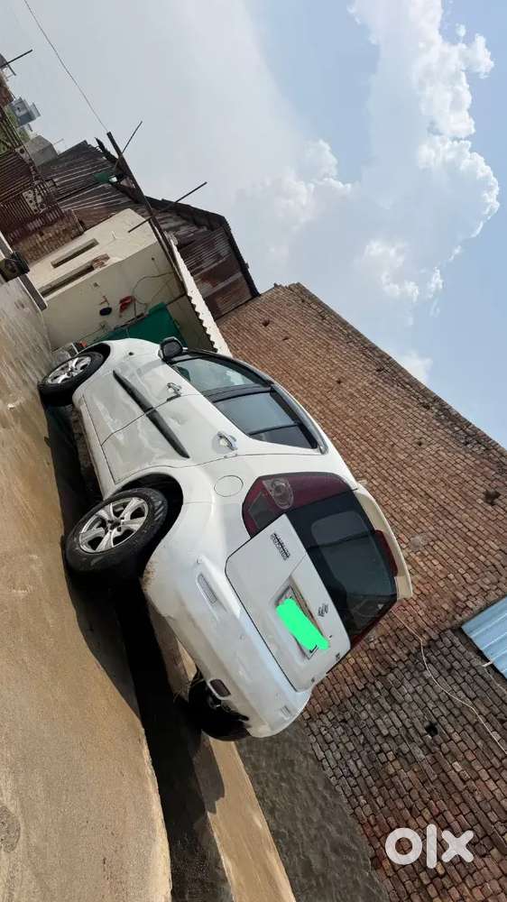 Saf H Gadi. 4 Alloy, All Power Window, Badiya Music System Hai.