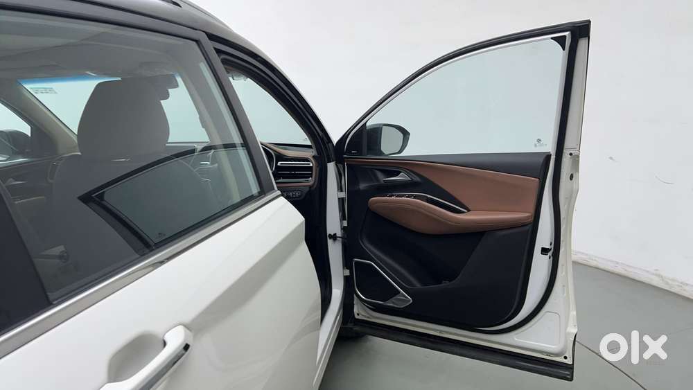 Mg Hector Plus Savvy Pro 1.5 Turbo Petrol Cvt 7 Str Dual Tone, 2023,..