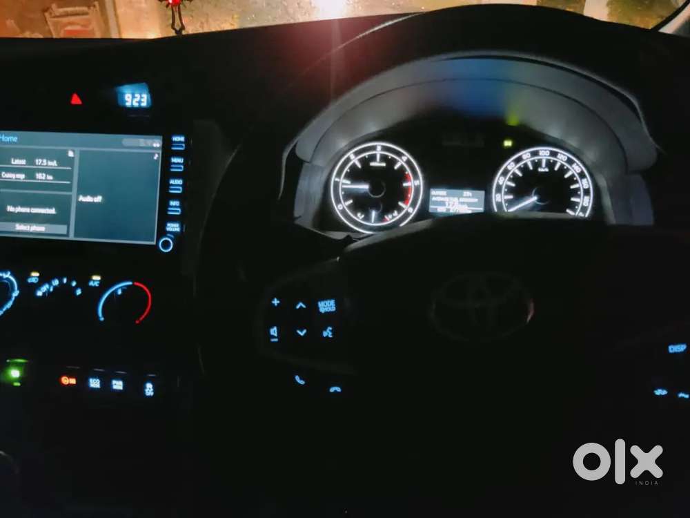 Innova Crysta Gx+plus 2022 Diesel 28000 Km ,limited  Edition Clour.