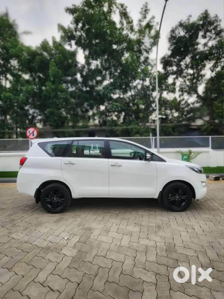 Toyota Innova Crysta 218 Dieselinnova Crysta Gx Automatic 
2016/8
1200