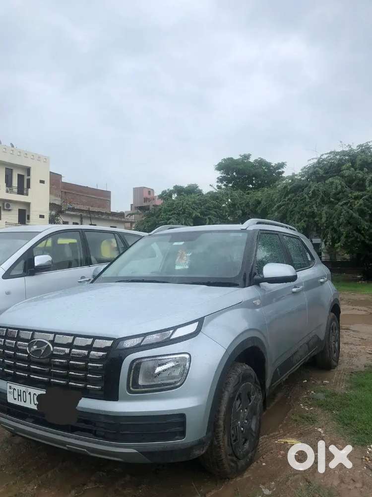 Hyundai Venue 2024 Petrol 30000 Km Driven