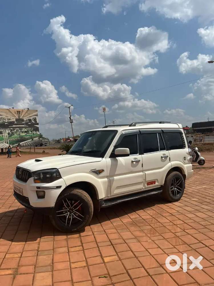 Mahindra Scorpio S10