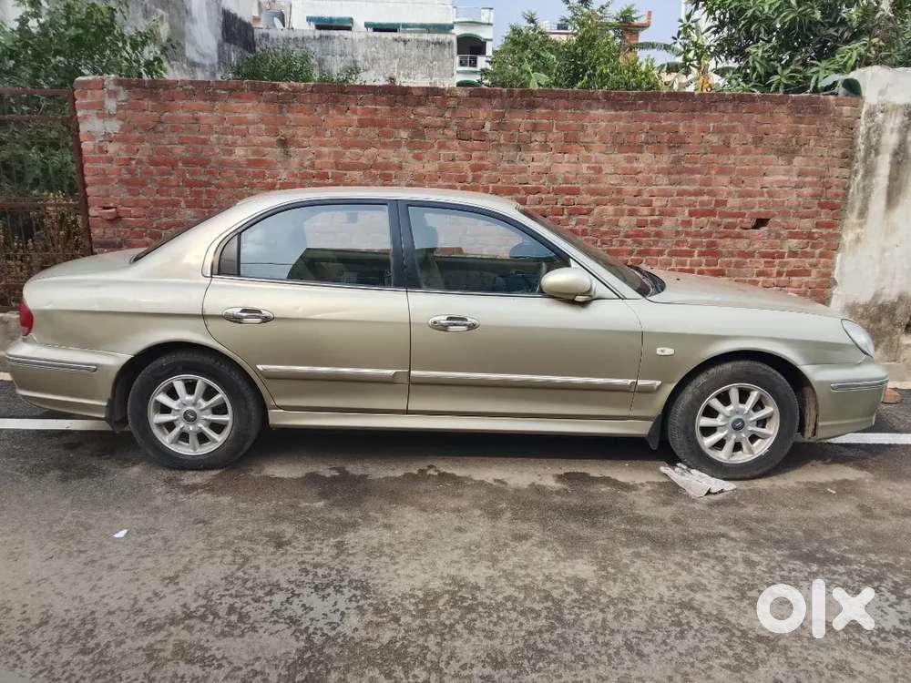 लक्जरी कार लोग  रुक रुक के मुड़ मुड़ 
के न देखे तो पैसे वापिस