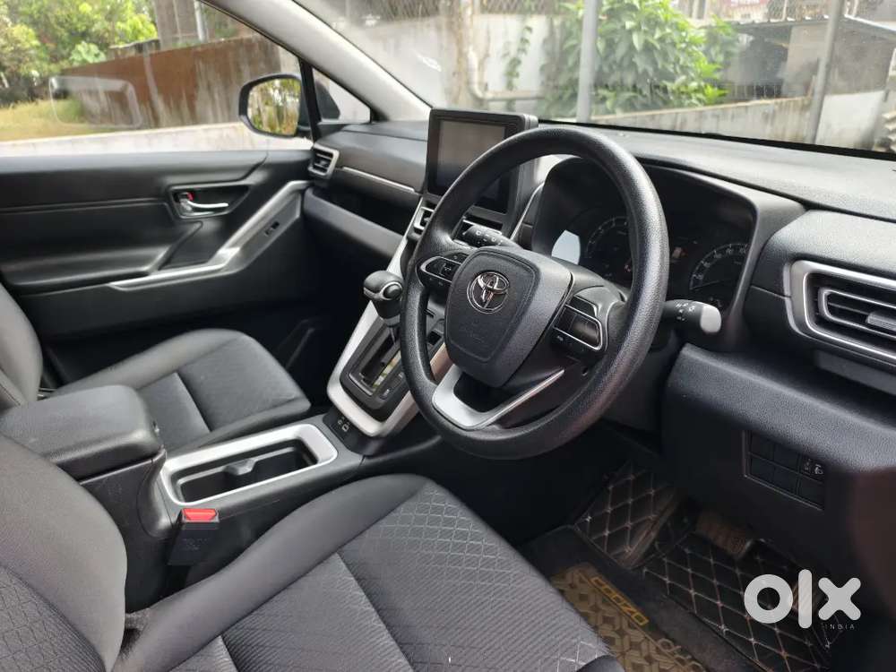 Toyota Innova Hycross 2024 Petrol Well Maintained