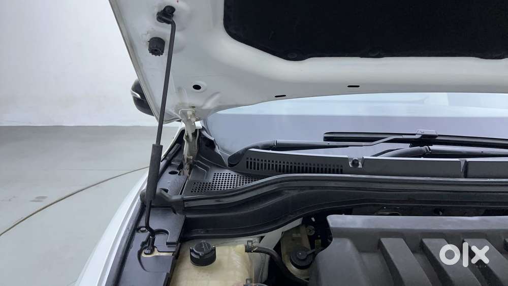 Mahindra Xuv700 2.0 Ax 5 Petrol Mt Str, 2022, Petrol