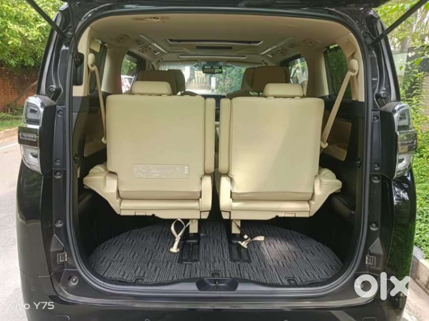 Toyota Vellfire 2.5 Executive Lounge, 2021, Cng & Hybrids