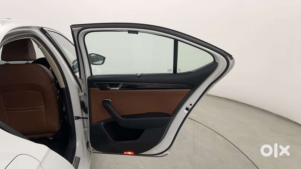 Skoda Superb L&k 1.8 Tsi At, 2023, Petrol