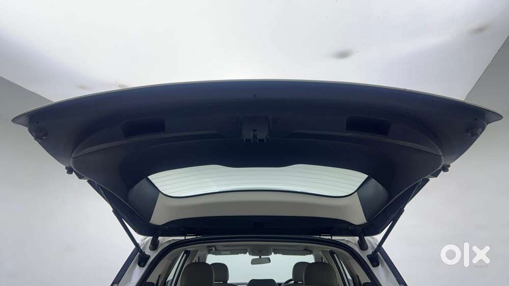 Mahindra Xuv700 2.0 Ax 5 Petrol Mt 7 Str, 2022, Petrol