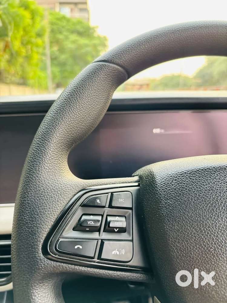 Mahindra Xuv700 2.0 Ax 5 Petrol Mt 7 Str, 2025, Petrol