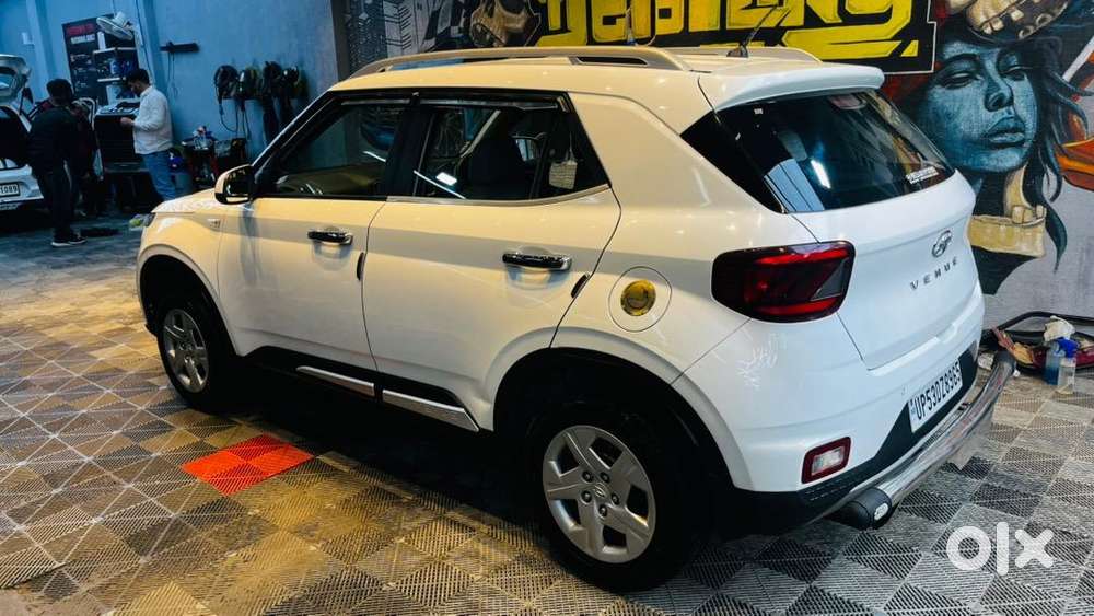 Hyundai Venue 2021 Petrol 23800 Km Driven