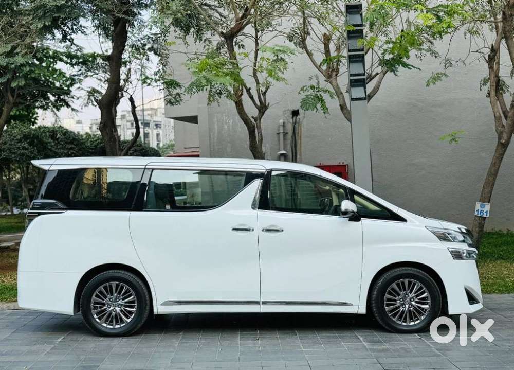Toyota Vellfire 2.5 Hybrid, 2023, Petrol