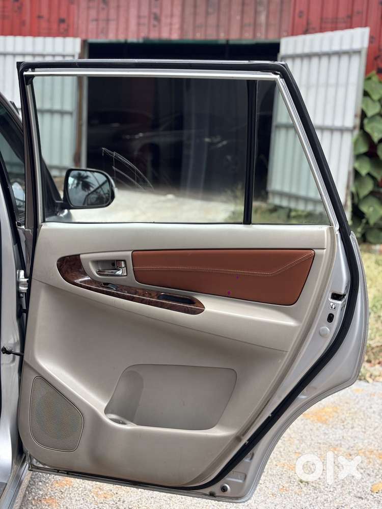 Toyota Innova 2004-2011 2.5 V Diesel 8-seater, 2014, Diesel