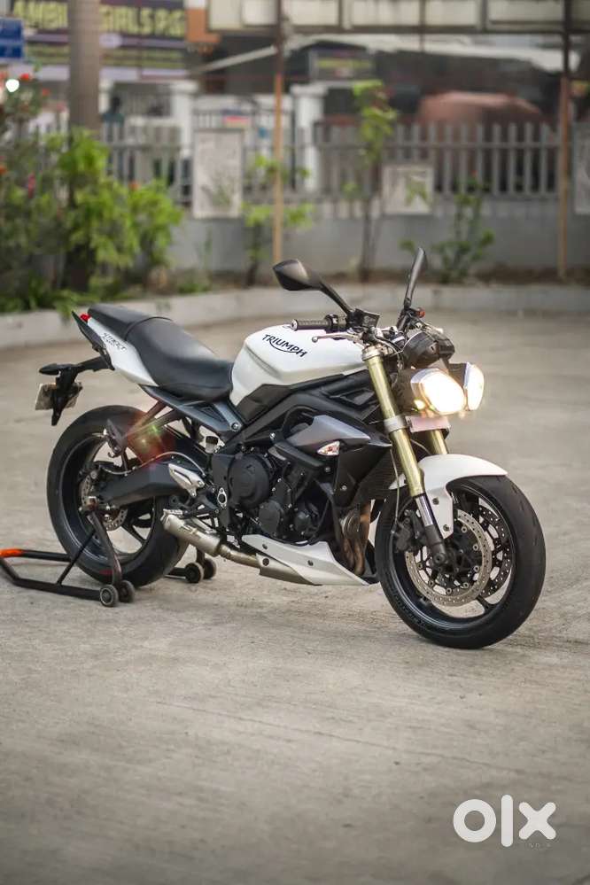 TRIUMPH STREET TRIPLE 675 ABS MH Passing Loaded - Motorcycles in