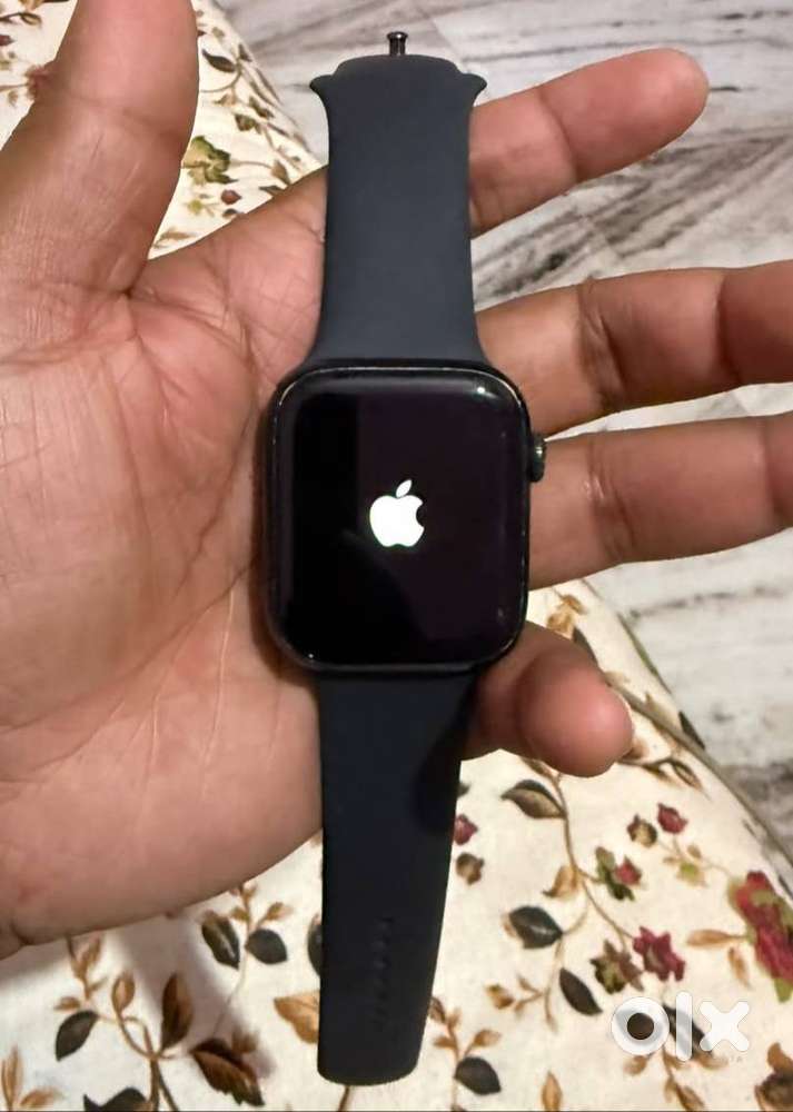 Apple Watch series 8 GPS + Cellular 45mm with strap and charging cable