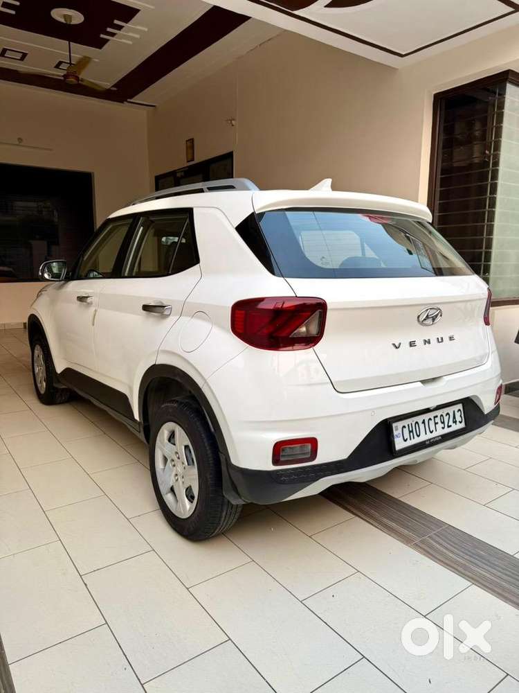 Hyundai Venue 2021 Petrol 67000 Km Driven