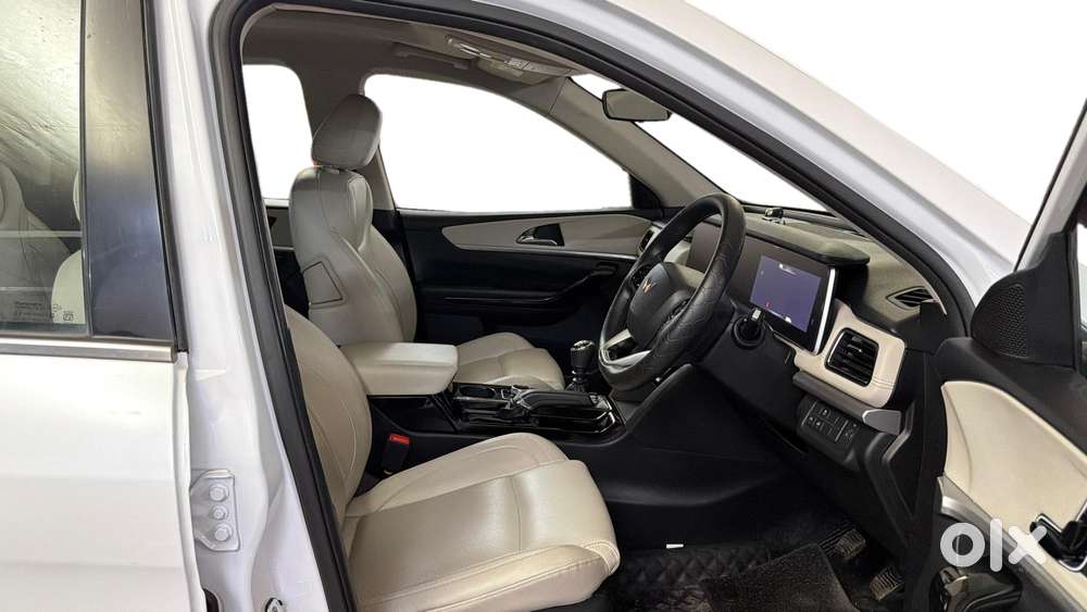 Mahindra Xuv700 2.0 Ax 7 Petrol Mt Str, 2025, Petrol