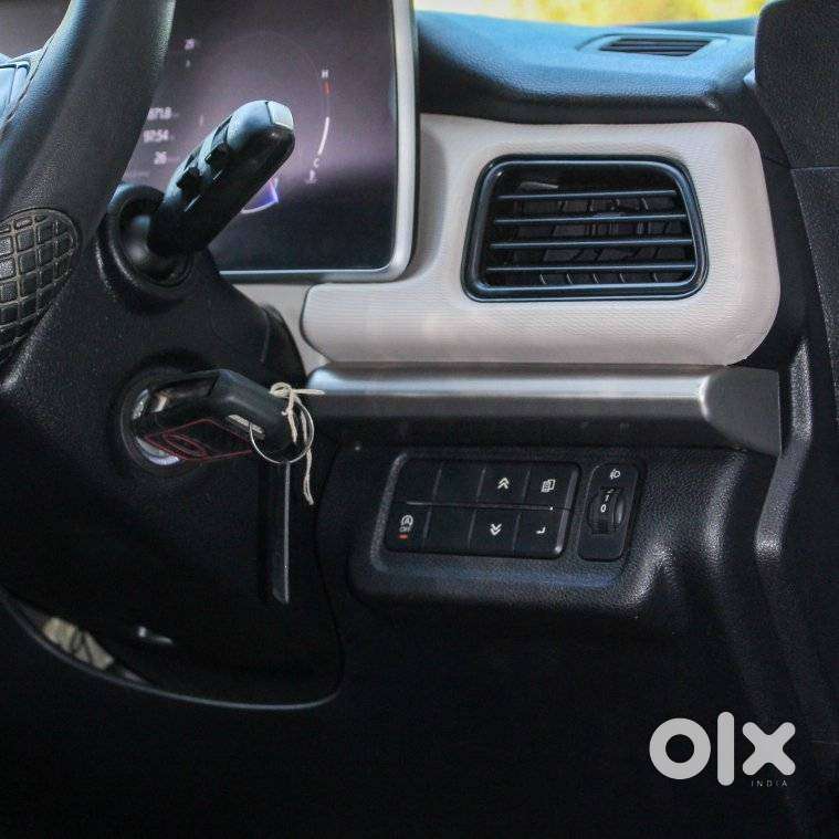 Mahindra Xuv700 2.0 Ax 5 Petrol Mt Str, 2022, Petrol