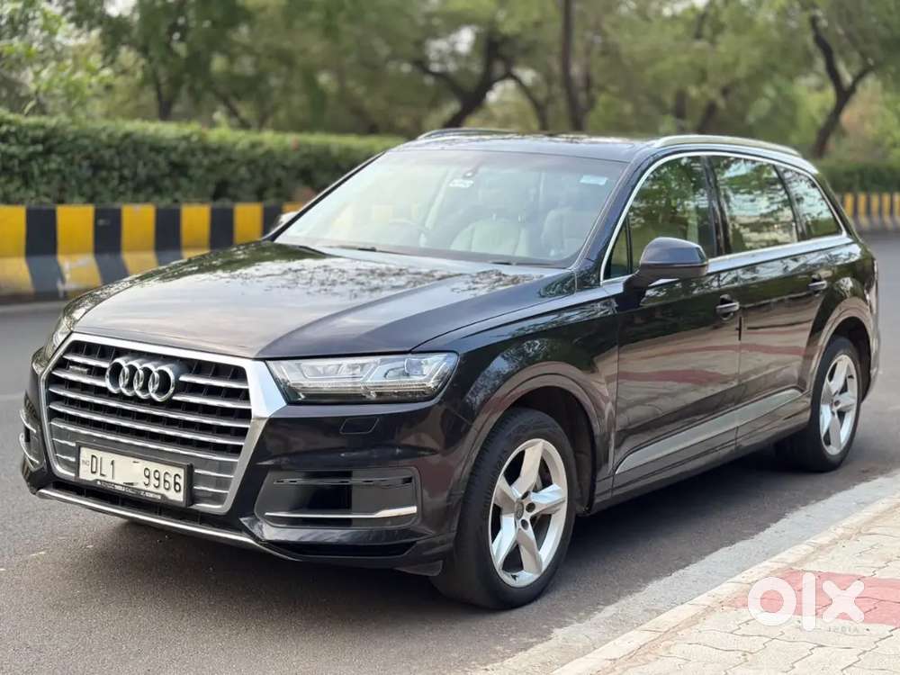 Black Colour Audi Q7 Technology