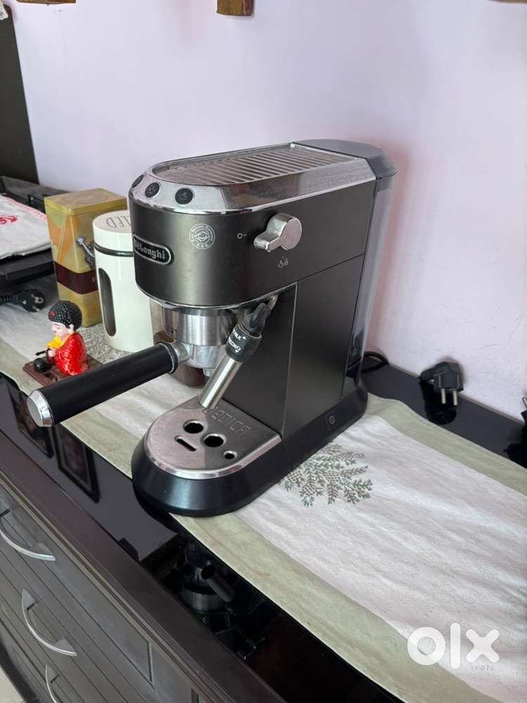 Espresso Coffee Machine by Delonghi