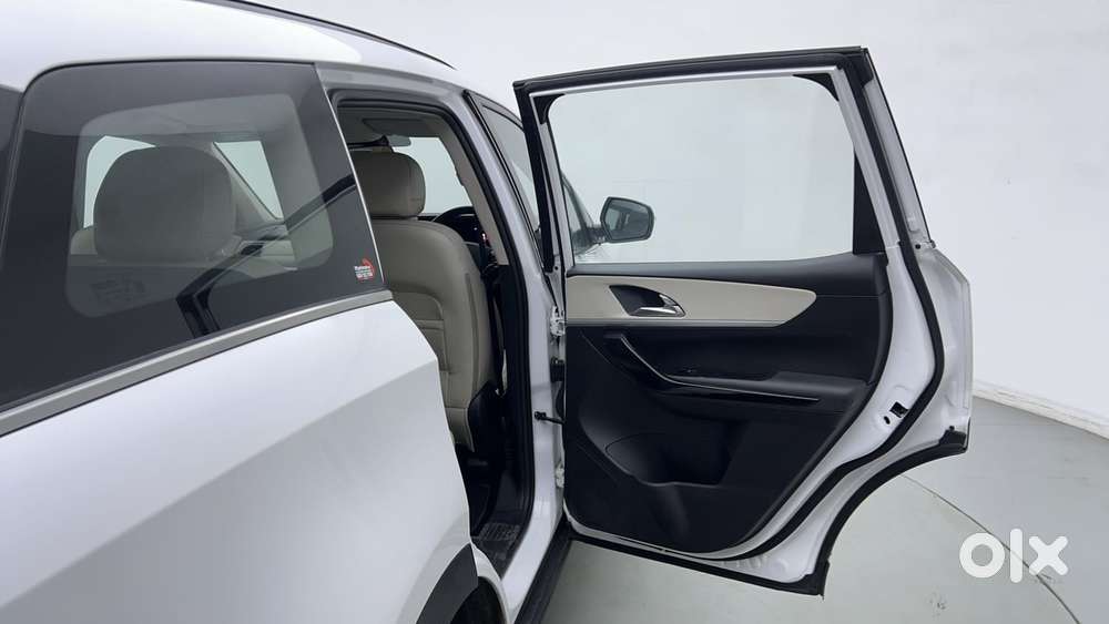 Mahindra Xuv700 2.0 Ax 7 Petrol At Str, 2022, Petrol