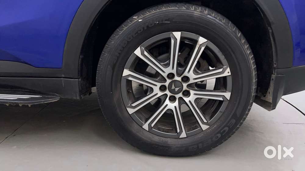 Mahindra Xuv700 2.0 Ax 7 Petrol Mt Str, 2022, Petrol