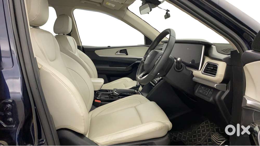 Mahindra Xuv700 2.0 Ax 7 Petrol At Str, 2022, Petrol