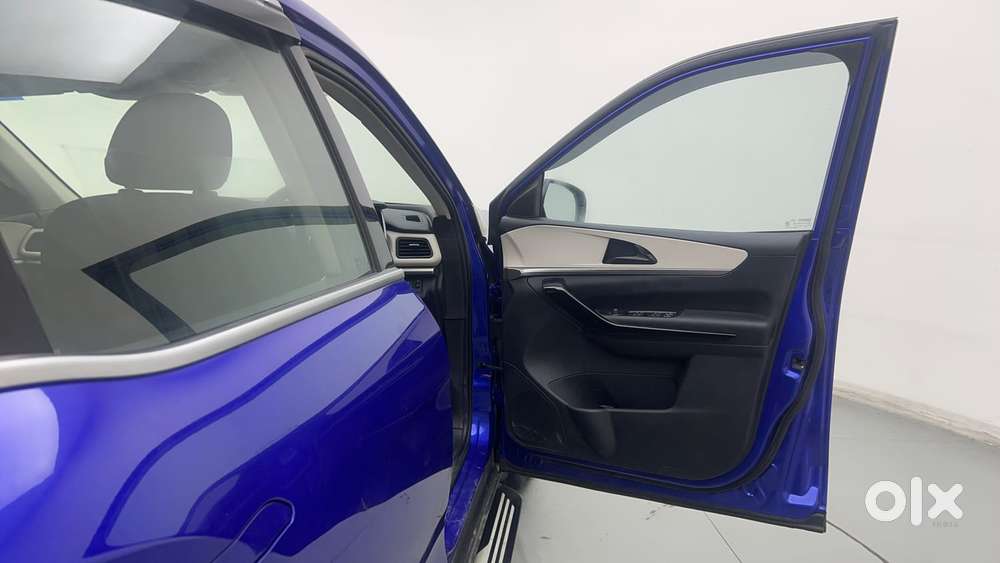 Mahindra Xuv700 2.0 Ax 5 Petrol Mt Str, 2021, Petrol