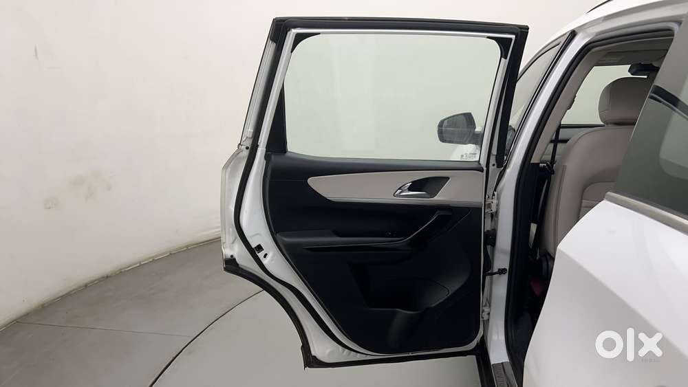 Mahindra Xuv700 2.2 Ax 7 Diesel At Str, 2023, Diesel