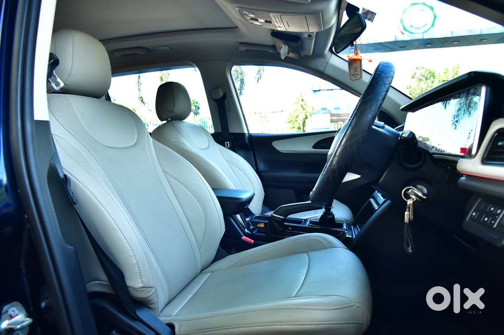 Mahindra Xuv700 2.0 Ax 5 Petrol Mt 7 Str, 2022, Petrol