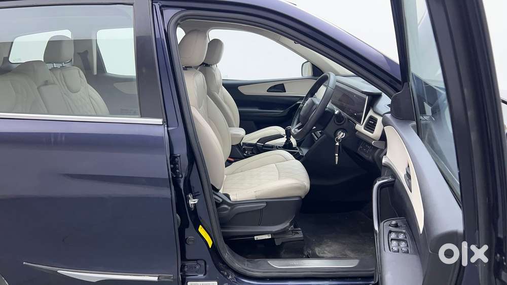 Mahindra Xuv700 2.0 Ax 5 Petrol Mt 7 Str, 2022, Petrol