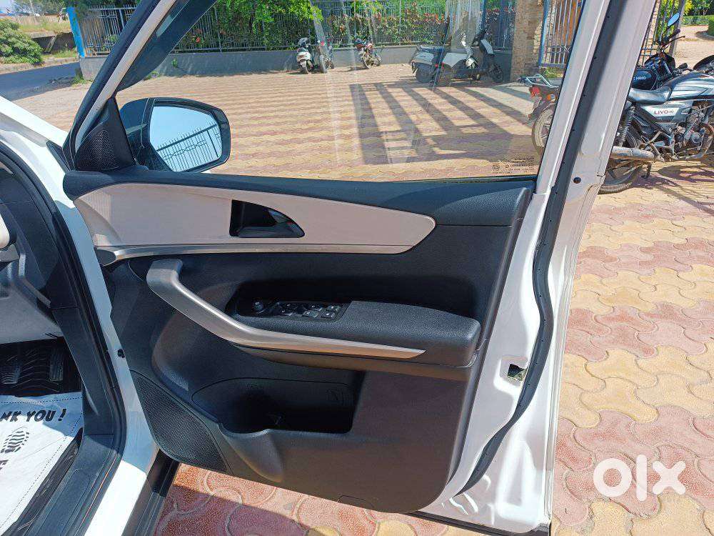 Mahindra Xuv700 Mx Diesel Mt 5 Str (e), 2022, Diesel