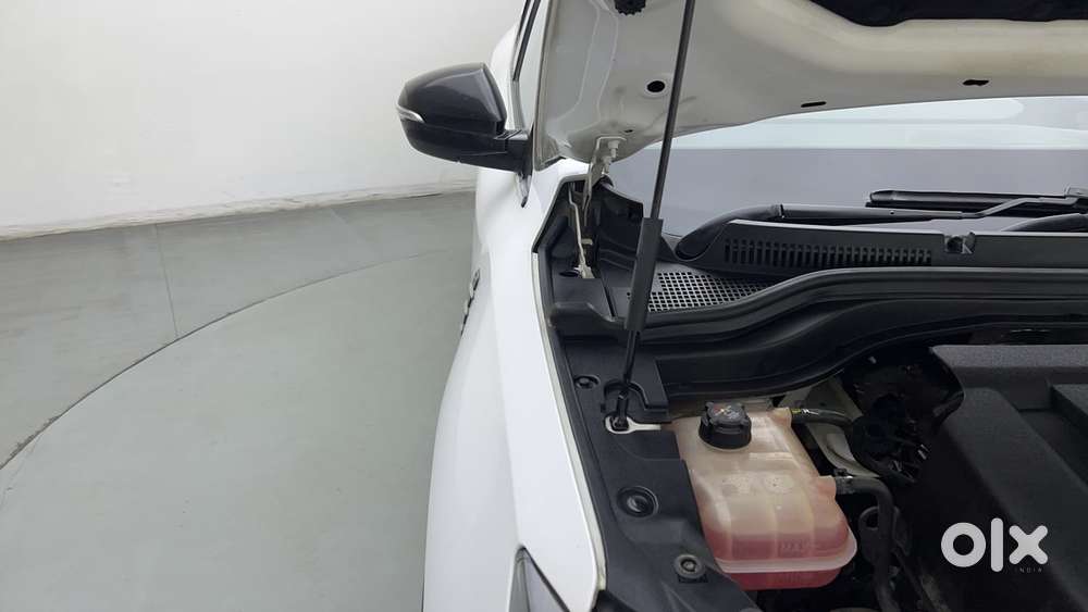 Mahindra Xuv700 2.0 Ax 3 Petrol Mt 5 Str, 2022, Petrol