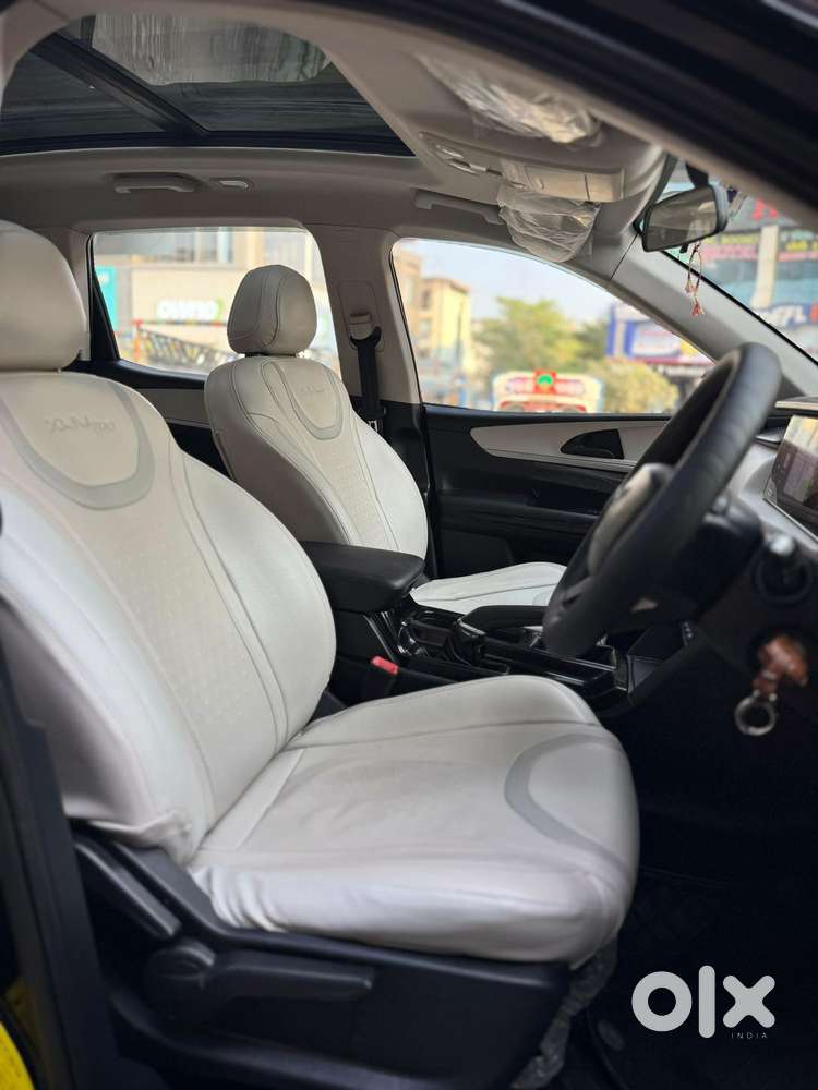 Mahindra Xuv700 2.2 Ax 5 Diesel At 7 Str, 2022, Diesel