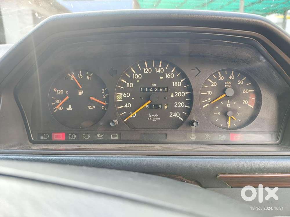 Fully Restored Mercedes Benz W124 E220 Petrol