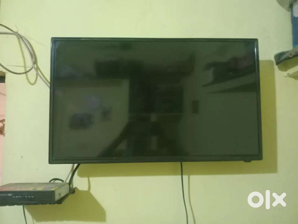 Shree ram company ki normal lcd 32 ench hai 3 saal ho gyi  saaf hai sa